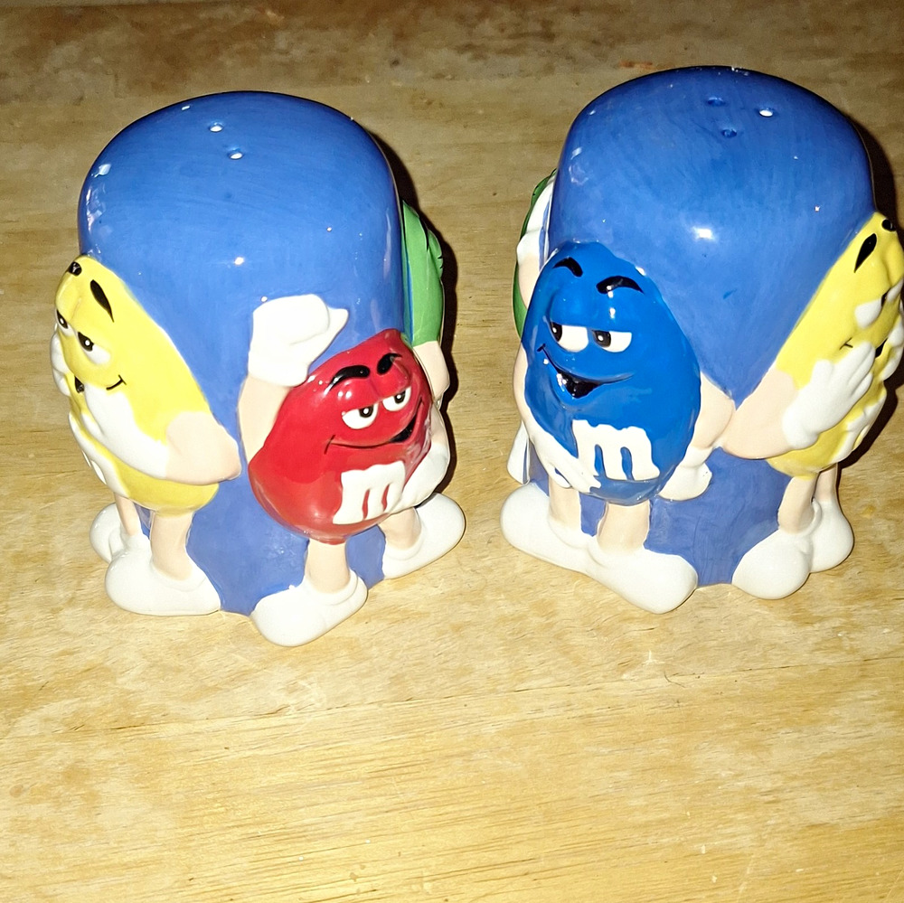 M&M's Ceramic Character Salt & Pepper Shaker Set 2pc Blue Red Green Yellow
